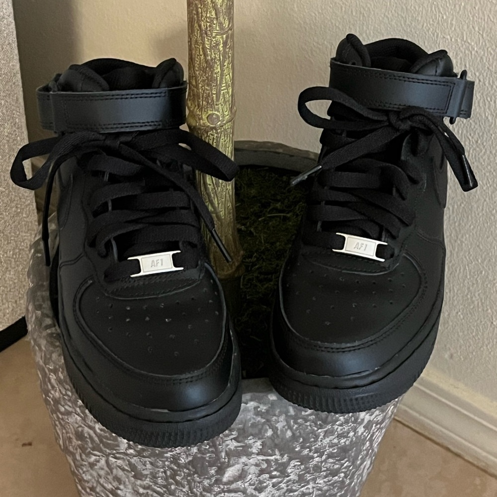Nike Air black for girls size 4